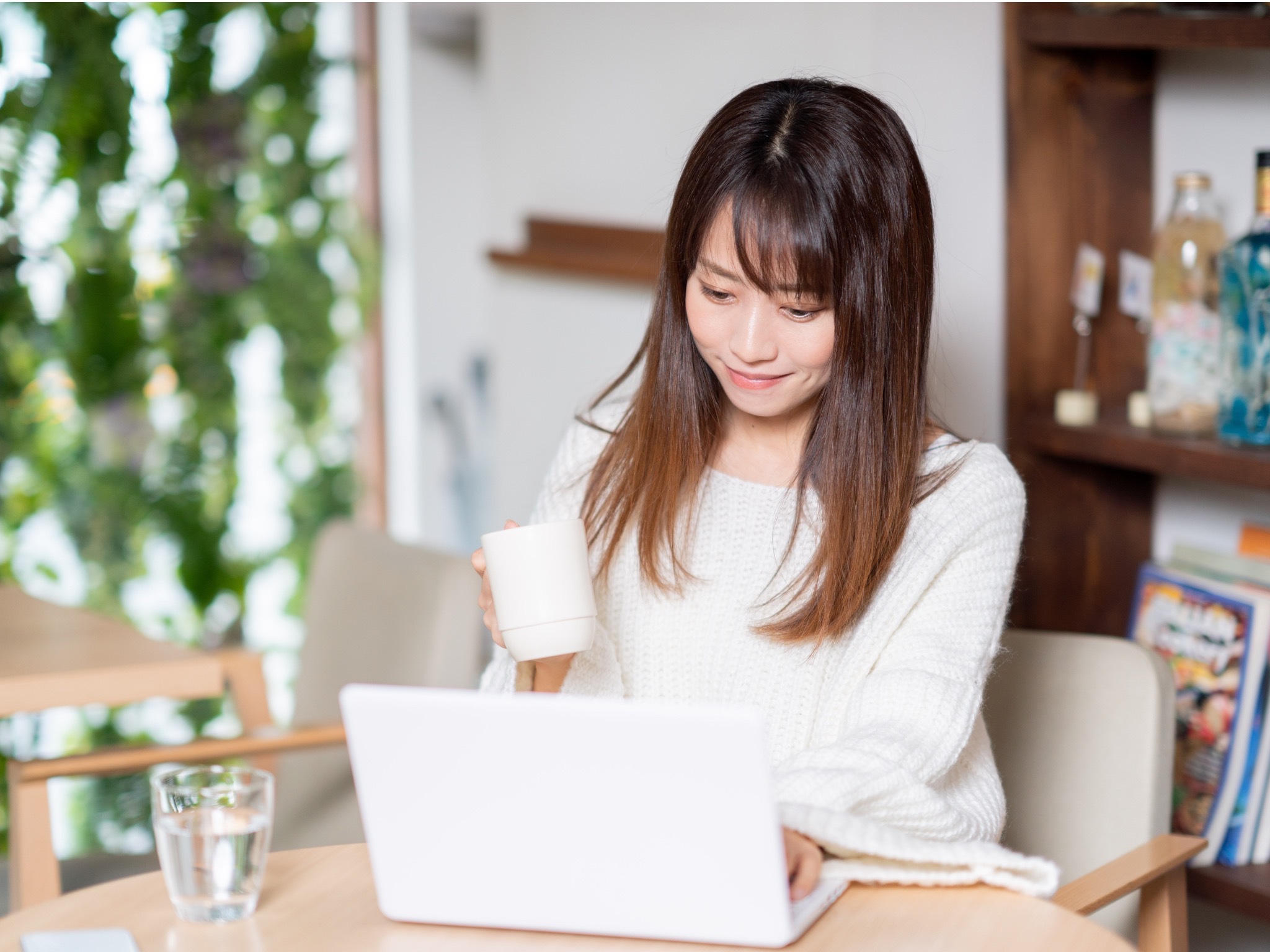 コーヒーを飲む女性