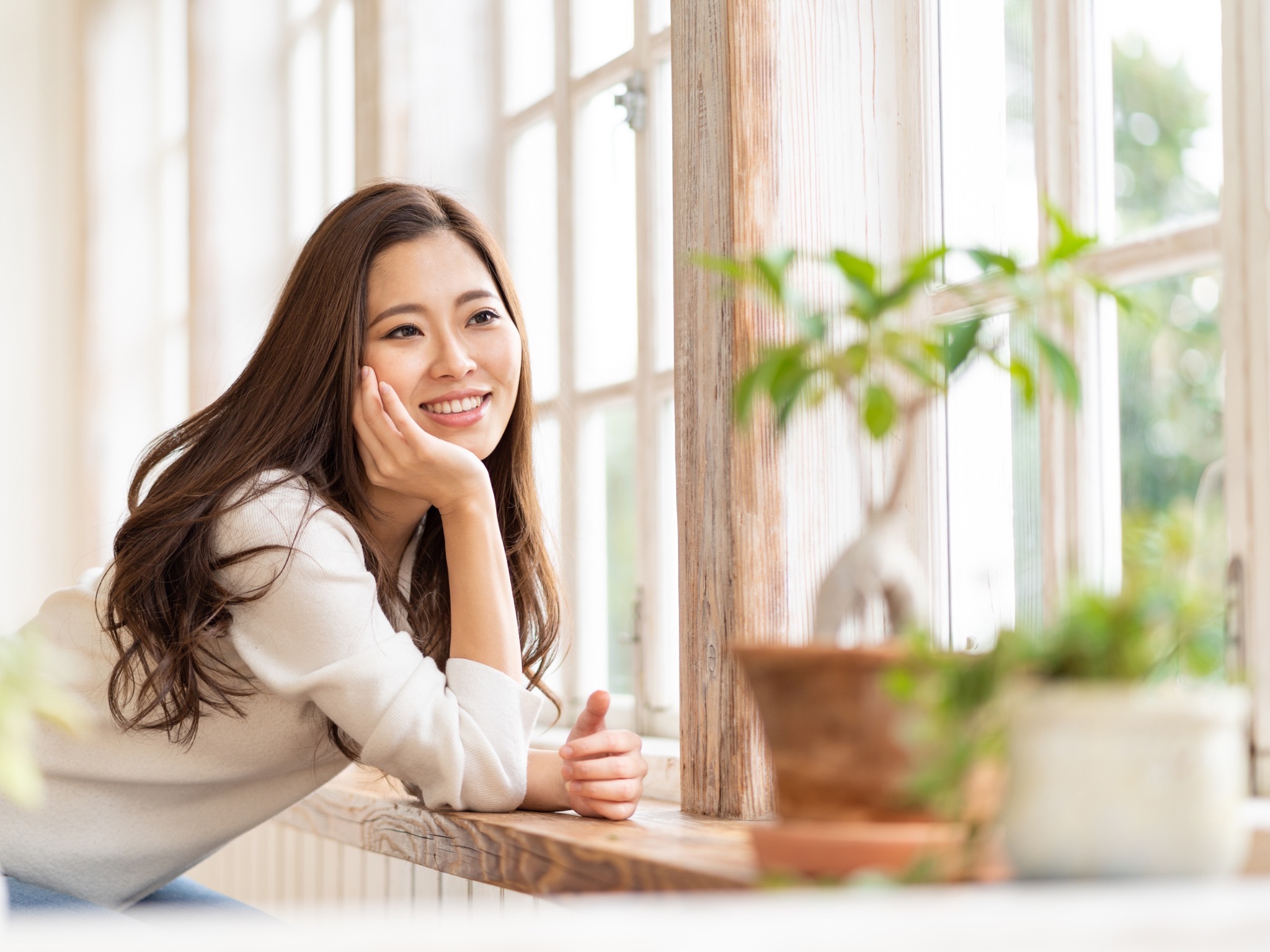 窓の外を眺める女性