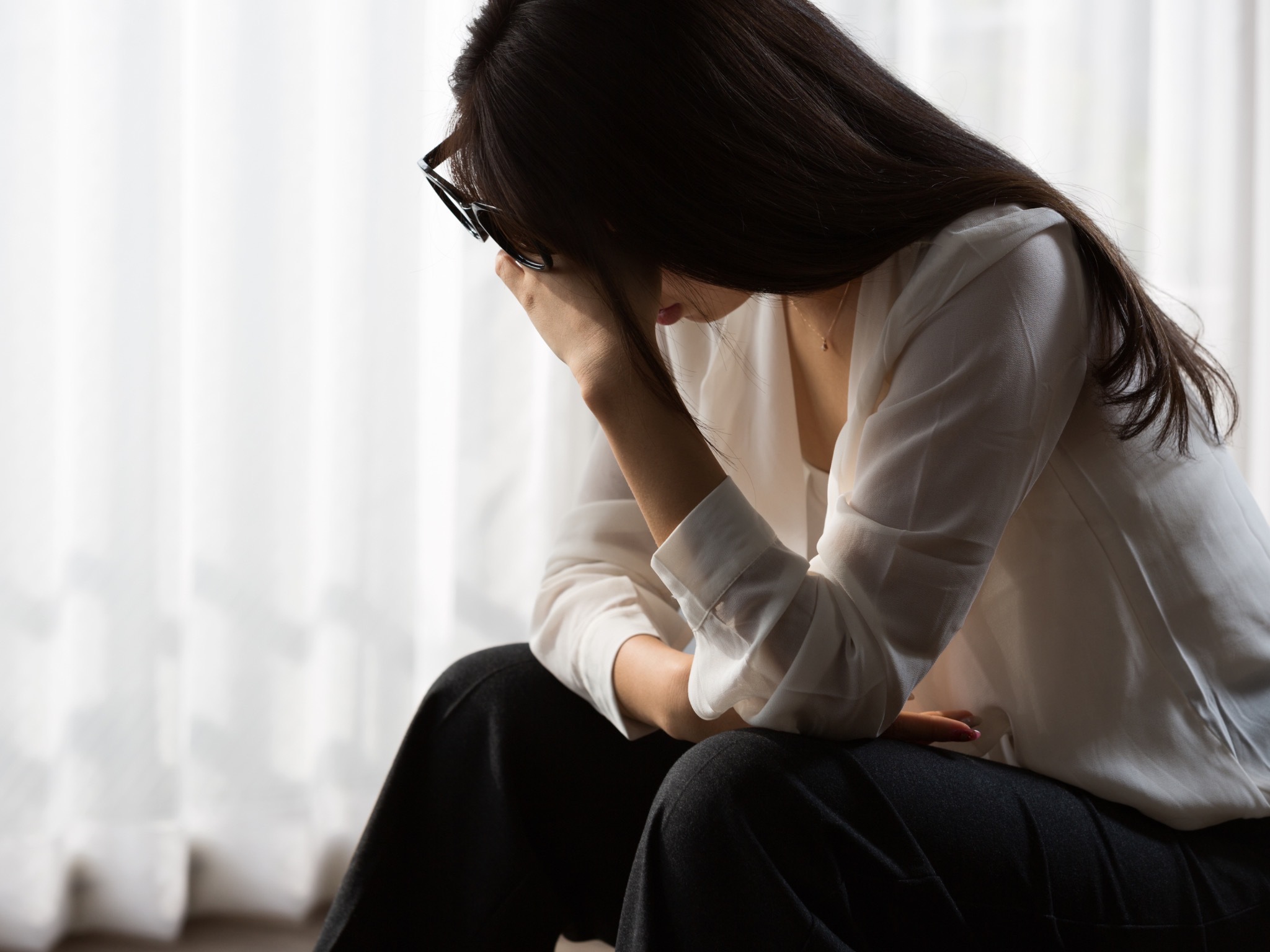 落ち込む女性
