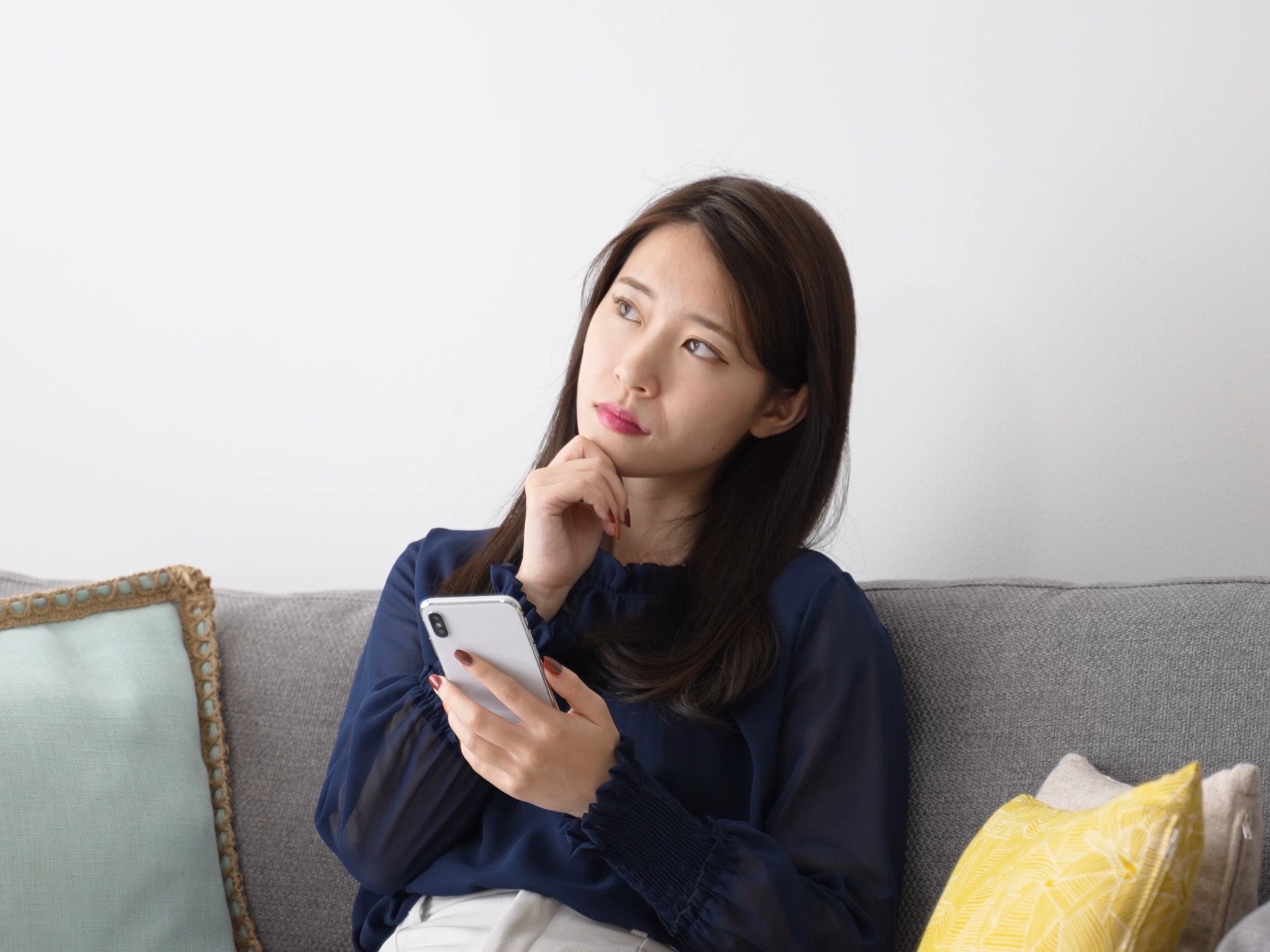 悩む女性